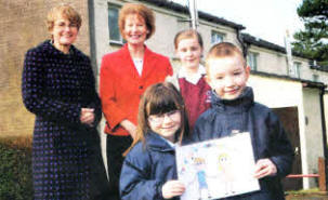 Social Development Minister, Margaret Ritchie, Sylvia Doran Chairperson of 0aklee Housing Association, Sian Fletcher, Emma Louise Bailey along with CoIm Bailey. US1210-