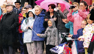 Onlookers cheer members of the Royal Irish Regiment as the parade goes through Market Square. US2111-571cd